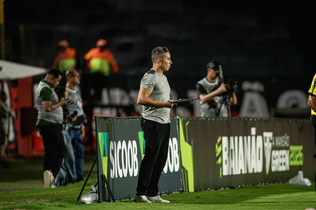 O técnico do Vitória, Jair Ventura
