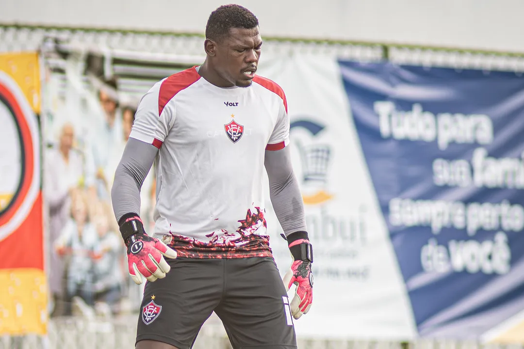 Goleiro Yuri em campo pelo Vitória
