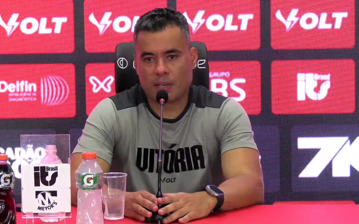 Jair Ventura durante coletiva