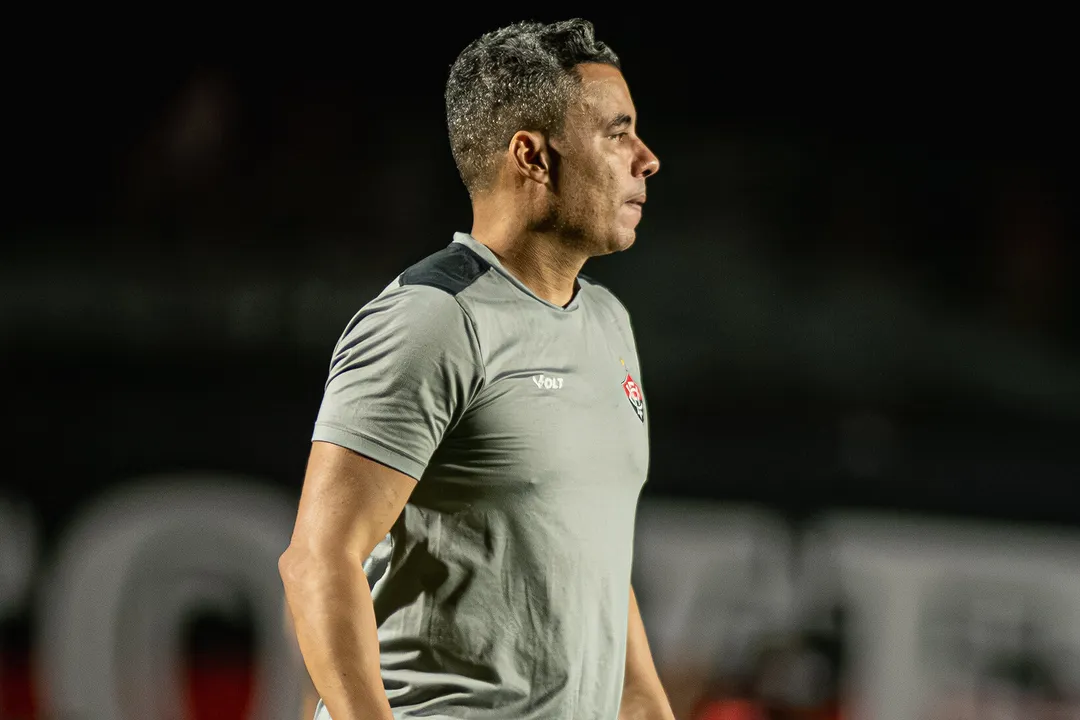 Jair Ventura na beira do campo pelo Vitória