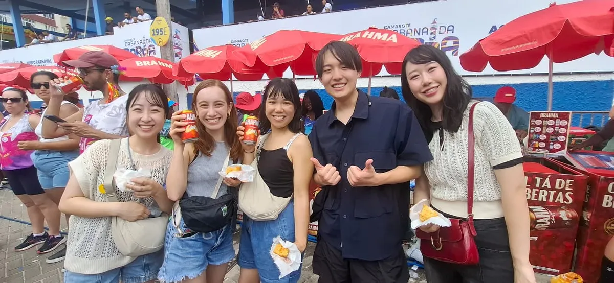 Japoneses de clube de música brasileira vivem o primeiro Carnaval