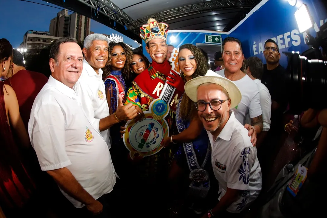 O governador Jerônimo Rodrigues fez a entrega simbólica das chaves do Carnaval 2026 ao Rei Momo Neto Rodrigues