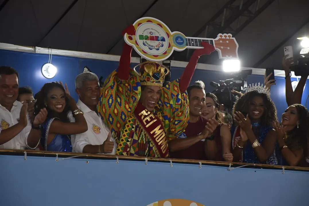 Jerônimo Rodrigues e Bruno Reis durante a entrega das chaves ao Rei Momo; Carnaval de Salvador foi oficialmente aberto nesta quinta-feira, 12