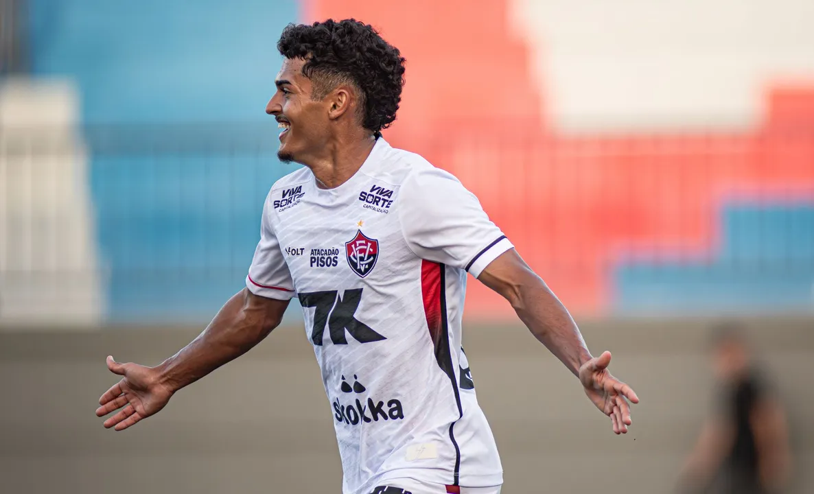 Luis Miguel em campo pelo Vitória