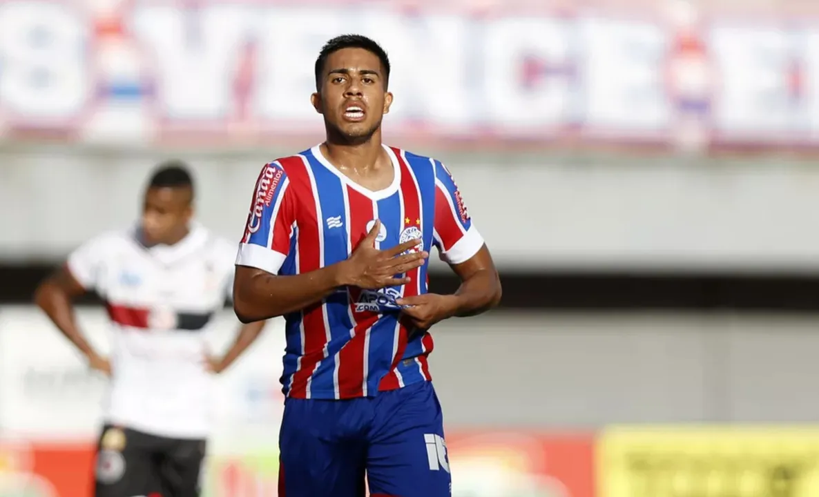 Bruno Camilo comemorando gol sobre o Atlético de Alagoinhas em 2021