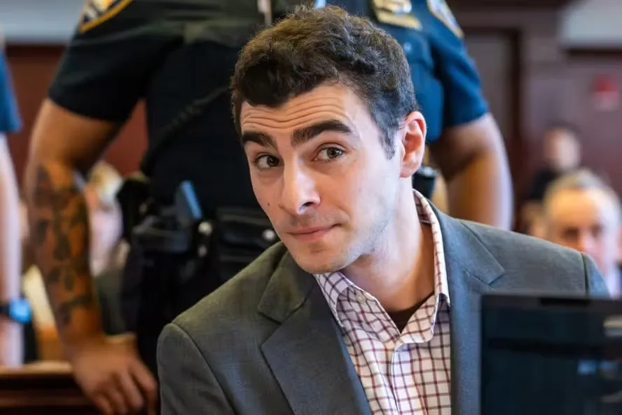 Luigi Mangione em audiência no Tribunal de Nova York