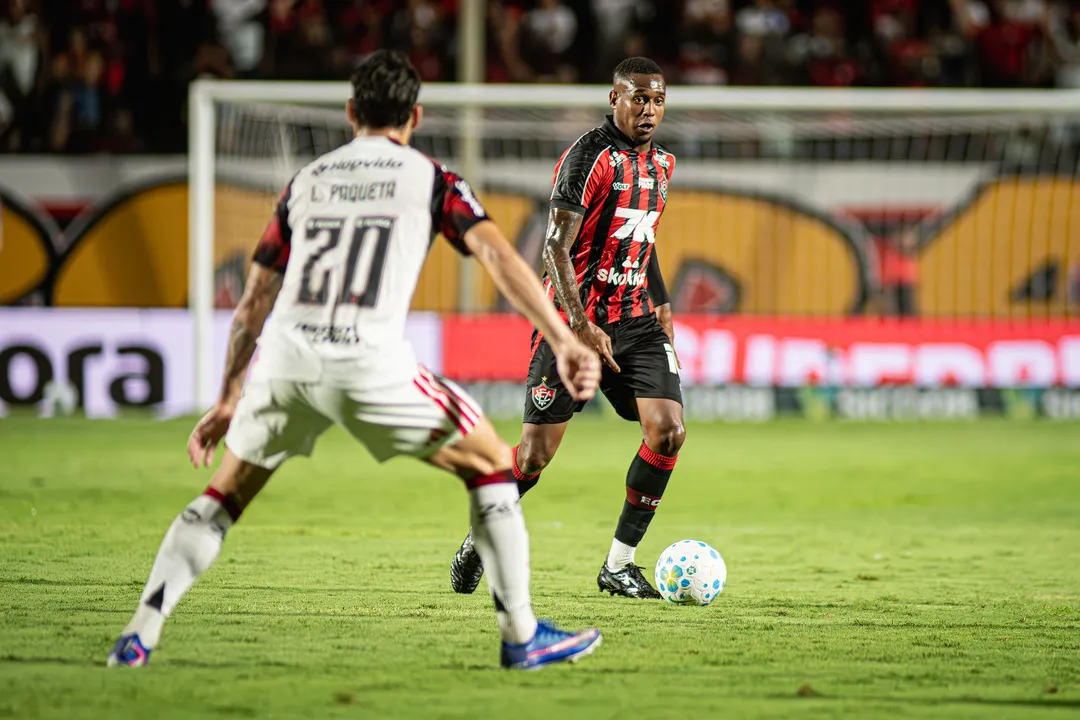 Dudu sendo marcado por Lucas Paquetá