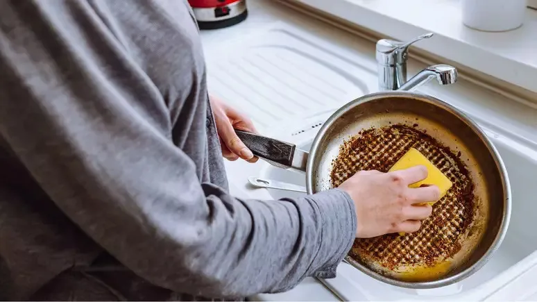 Limpar a frigideira com sal e batata funciona?
