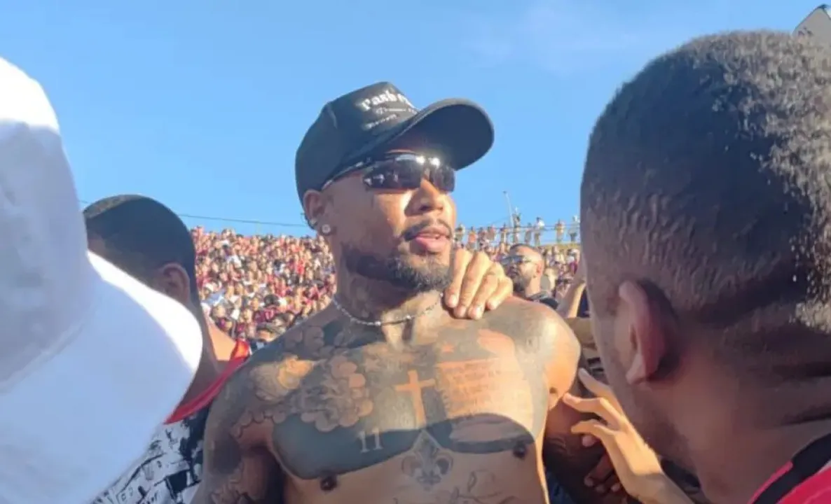 Imagem ilustrativa da imagem Livre no mercado, Marinho assiste ao Ba-Vi junto com a TUI no Barradão