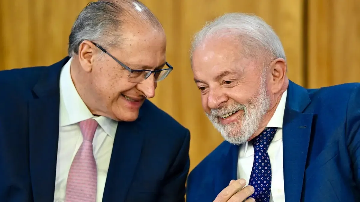 Imagem ilustrativa da imagem Lula avalia manter Alckmin como vice e traça cenários para Haddad
