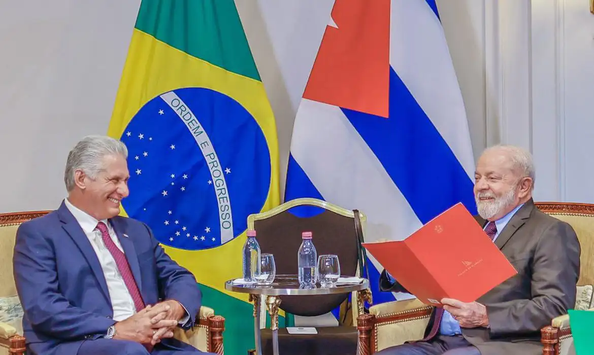 Lula aparece ao lado do presidente de Cuba, Miguel Díaz-Canel