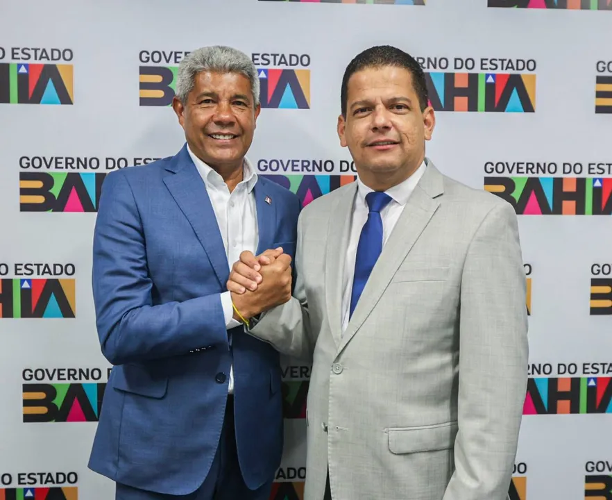 Jerônimo ao lado do prefeito de Senhor do Bonfim, Laércio Júnior.