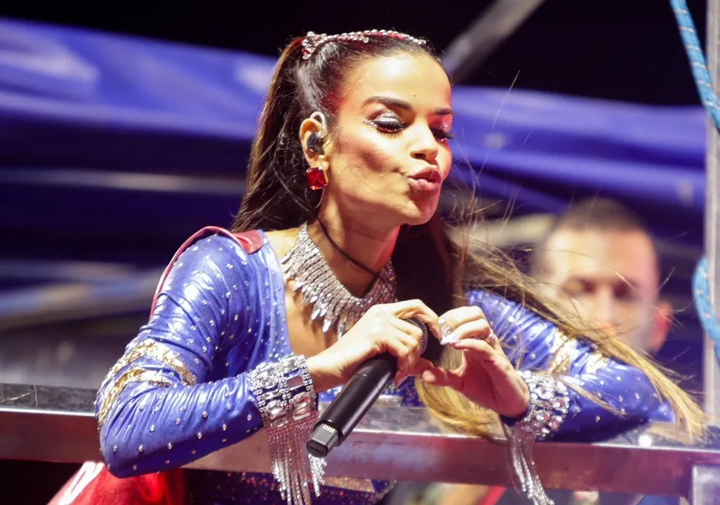 Um dos grandes destaques da temporada é a abertura oficial do Carnaval de Salvador, no Bloco UAU Chá da Alice