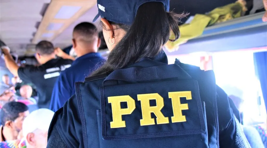 A ação foi realizada durante uma abordagem da Polícia Rodoviária Federal
