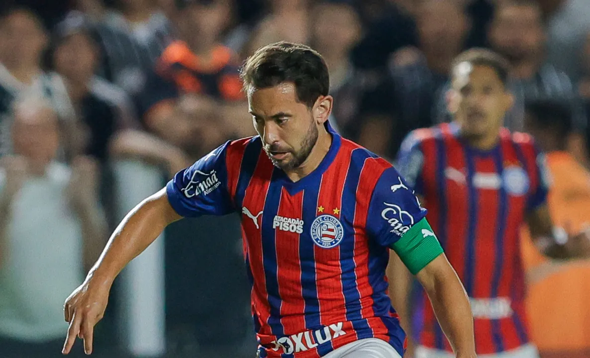 Everton Ribeiro em campo pelo Bahia na Vila Belmiro