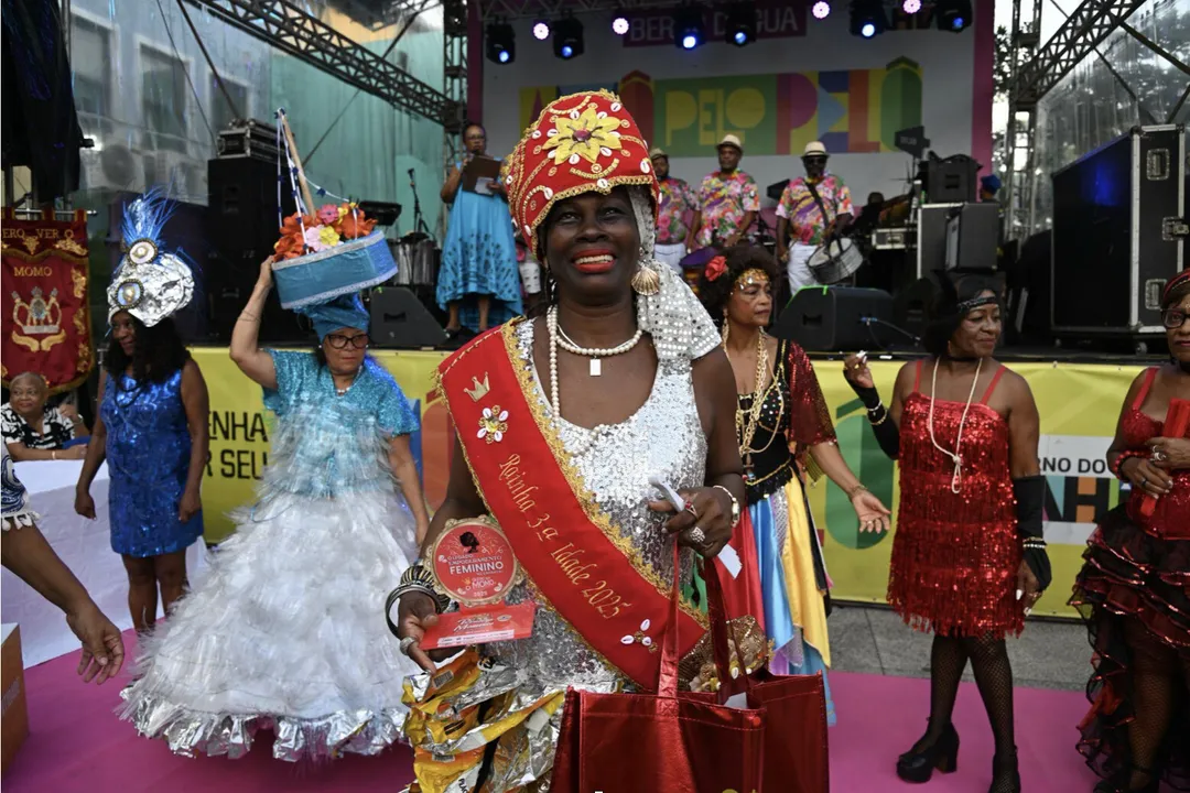 O baile reúne desfile, apresentação das candidatas e coroação da corte momesca