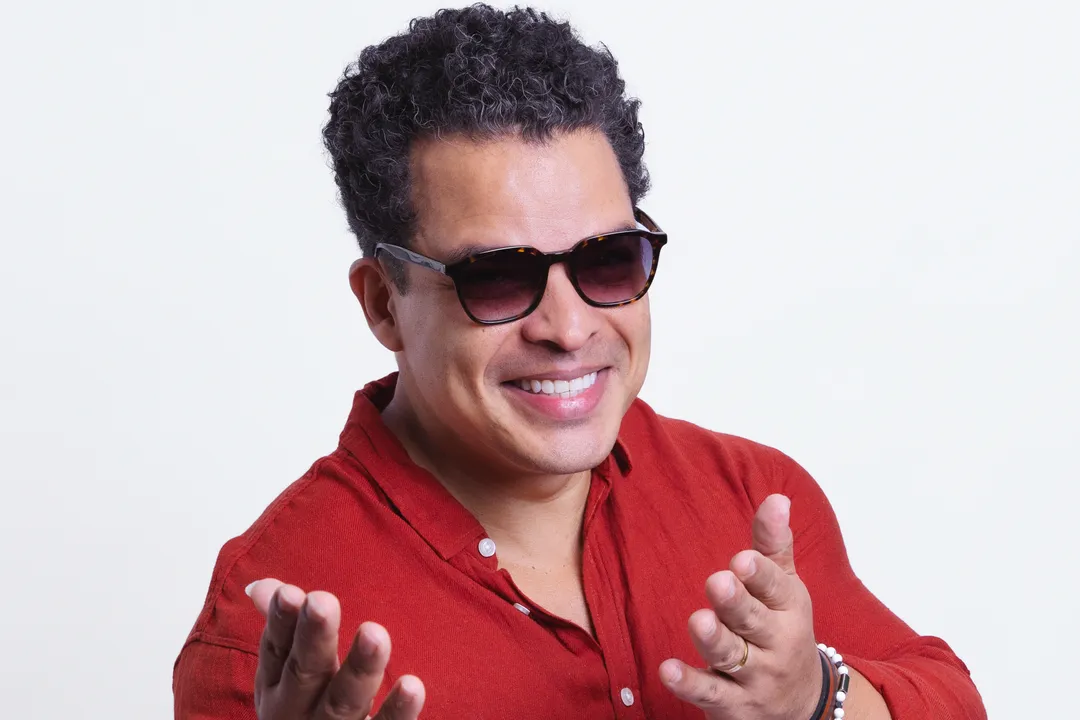 Adelmo Casé em mais um verão de shows, novidades e conexão com o público