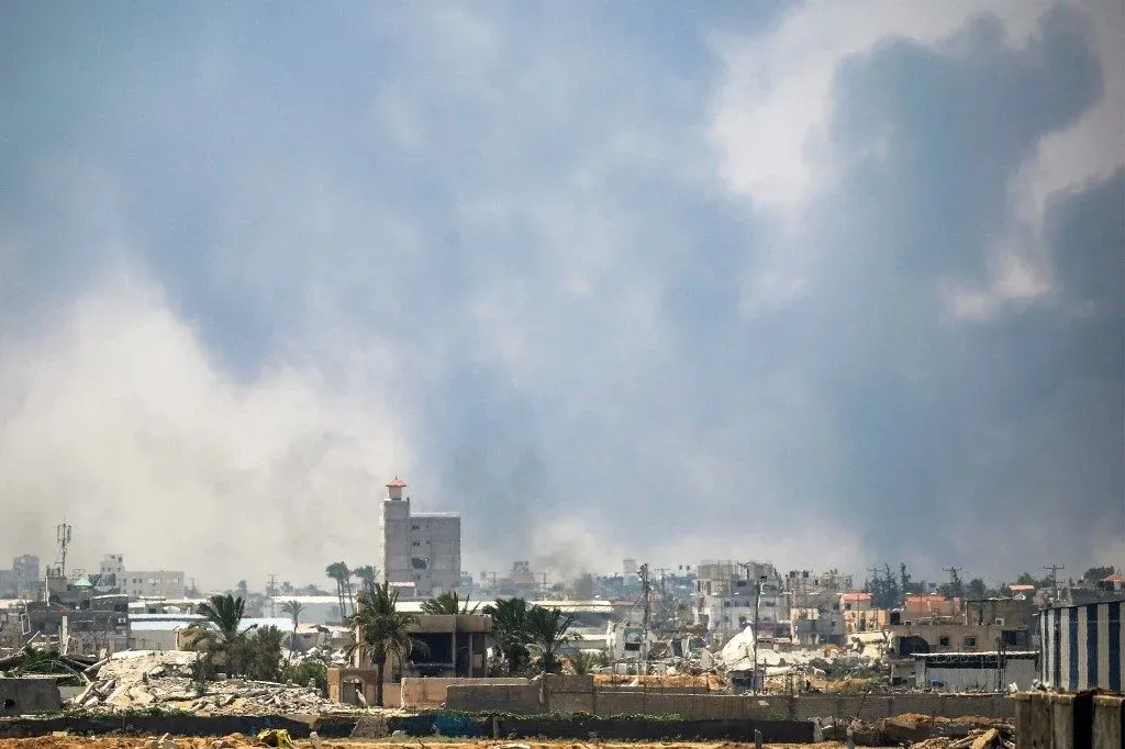 Fumaça após bombardeios israelenses