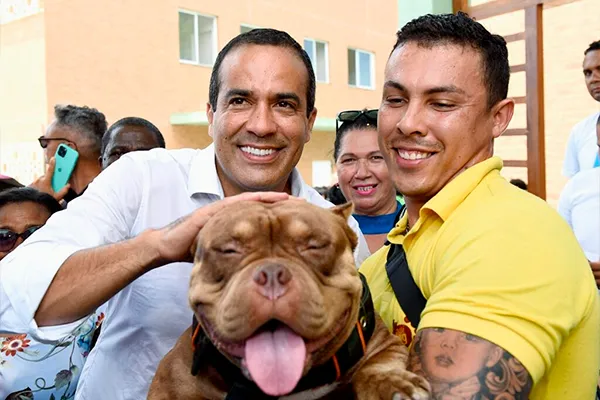 Prefeito Bruno Reis (União Brasil) ao lado de pet e líder comunitário