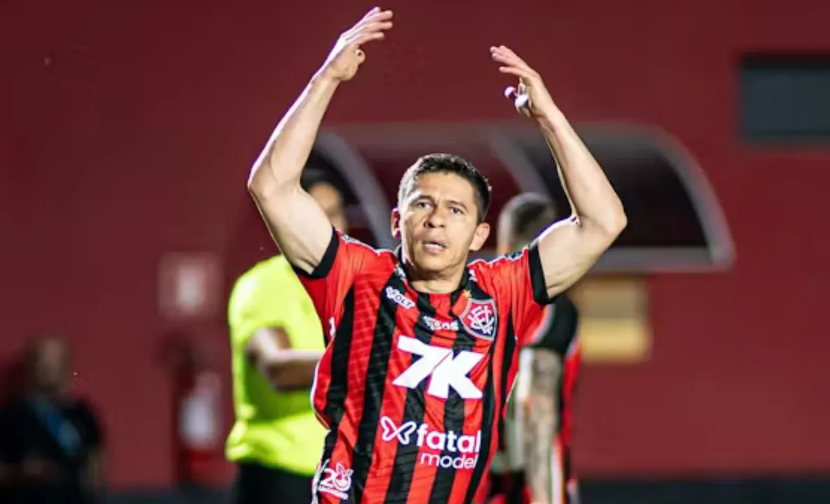 Osvaldo em campo pelo Vitória