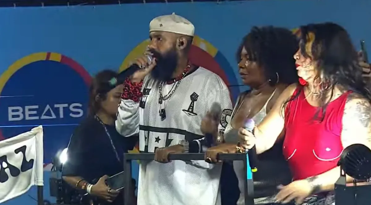 Imagem ilustrativa da imagem “Olê, olê, olá, Lula, Lula”:  BaianaSystem puxa coro para presidente na Avenida