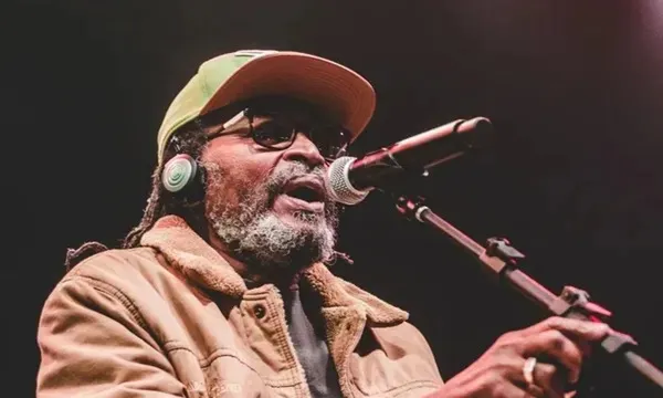 Imagem ilustrativa da imagem Posicionamento político do cantor Edson Gomes vira debate na Alba; entenda