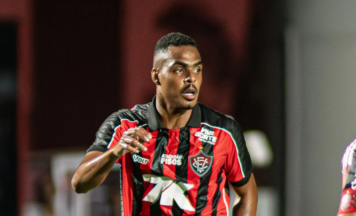 Caíque Gonçalves sendo cercado por Arrascaeta