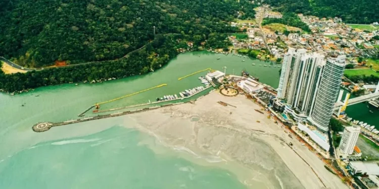 Imagem ilustrativa da imagem Para conter o mar, cidade mais cara do Brasil aposta em muro na praia