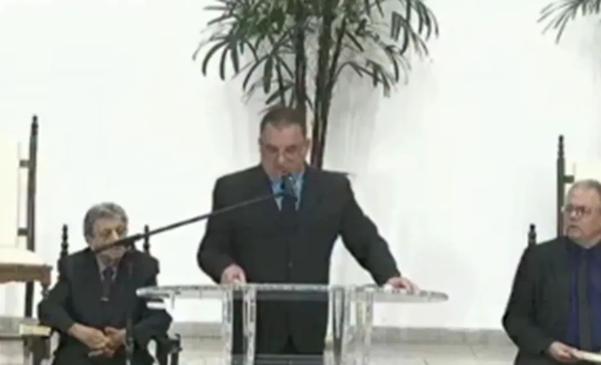 Imagem ilustrativa da imagem Pastor causa revolta ao admitir agressão contra o filho em culto