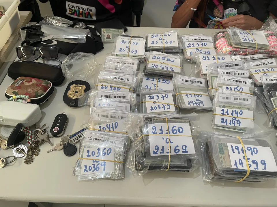 . Há objetos curiosos que também são "deixados pra trás", como chaves eletrônicas de carro, óculos e até câmeras digitais - sim, elas ainda existem.