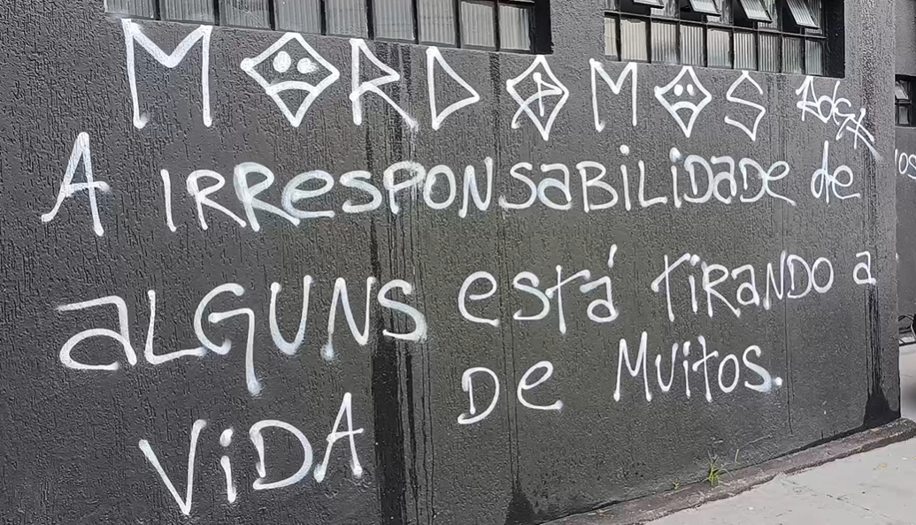 Imagens registradas, na manhã da terça-feira (10), mostram a fachada da academia C4 Gym vandalizada por pichações após a morte de Juliana Bassetto, vítima de intoxicação no último sábado (7)