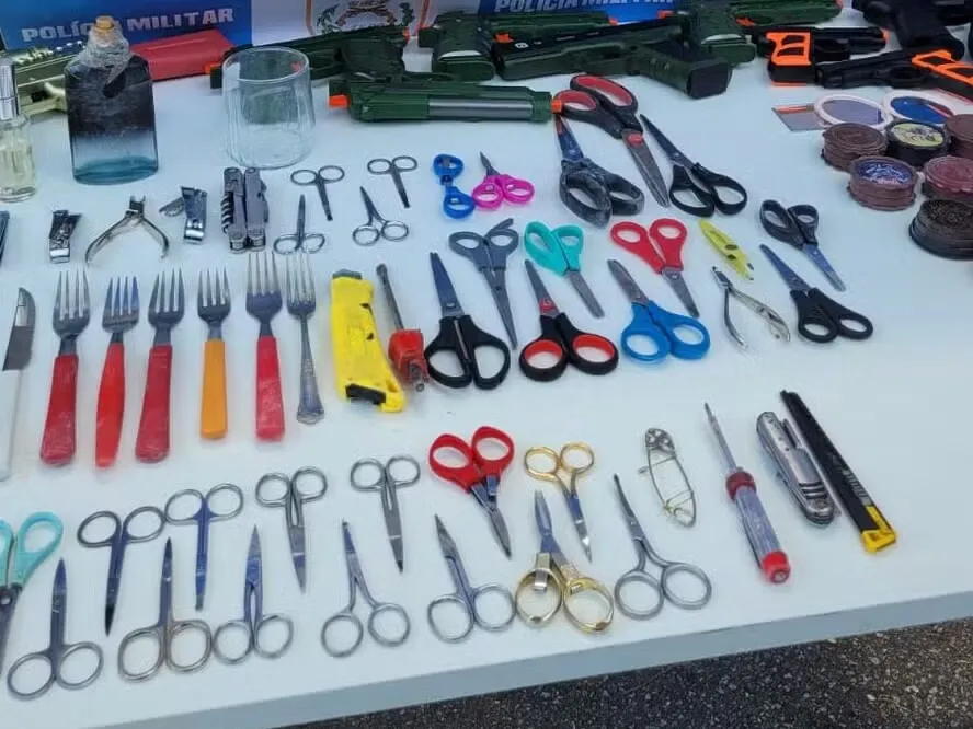 Objetos apreendidos pela Polícia Militar em operação na manhã deste sábado, 14