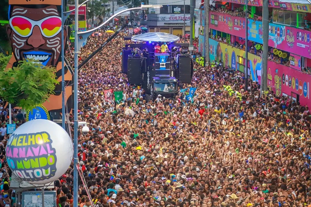 BaianaSystem provoca debate ao tocar em camarote de elite