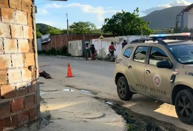 Vevei estava sentando em frente um trailer , quando foi surpreendido pela dupla
