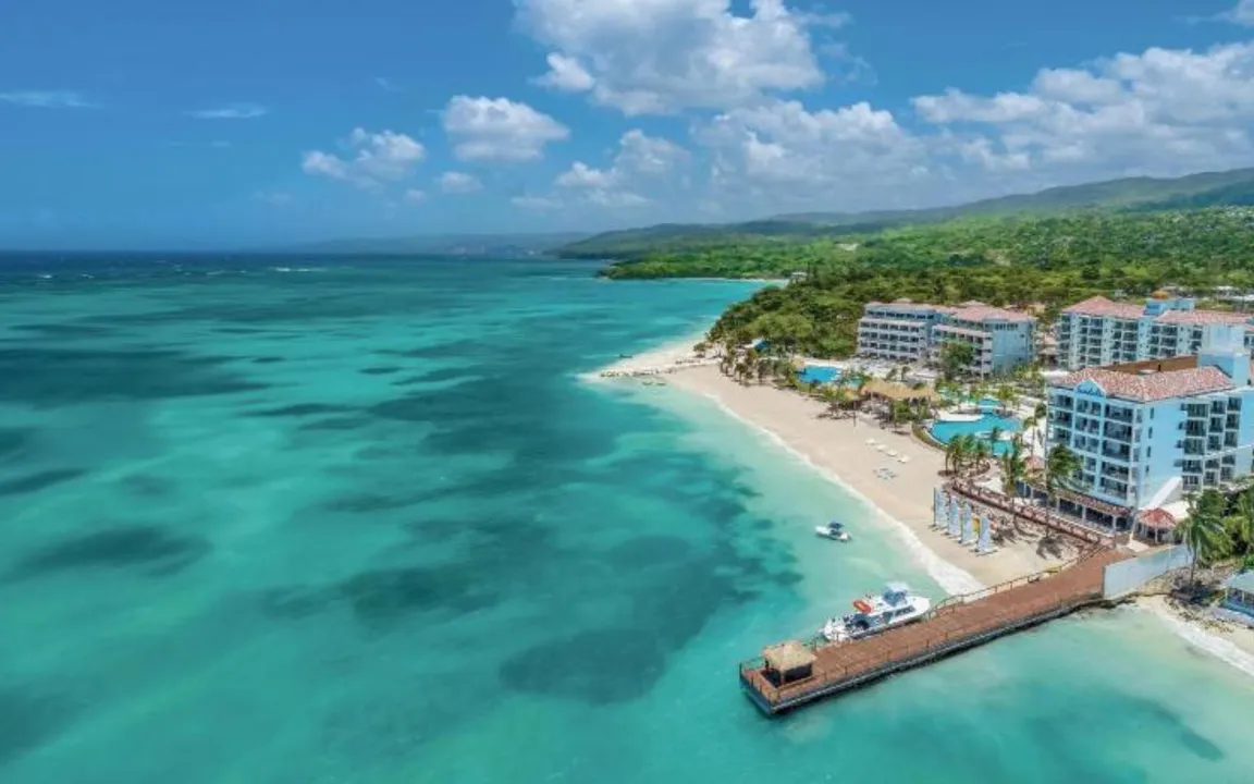 Resort na praia privatizada