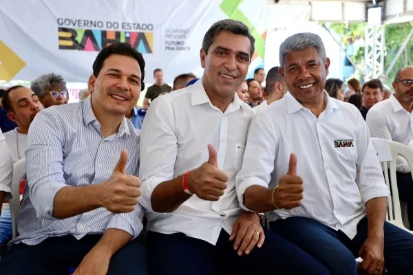 Jerônimo Rodrigues e Otoniel se aproximam