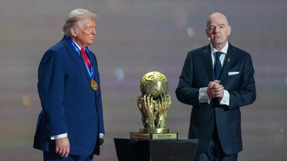 Donald Trump, presidente dos EUA, recebe o Prêmio da Paz da Fifa de Gianni Infantino, presidente da Fifa