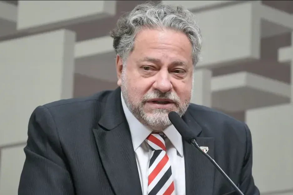 Ex-presidente cita desgaste interno e preservação da família em carta aberta