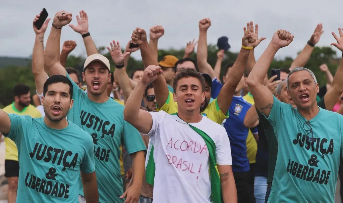 Imagem ilustrativa da imagem PRF alerta para riscos em caminhada liderada por Nikolas Ferreira