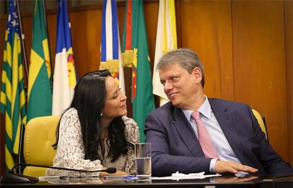 Primeira-dama Cristiane Freitas ao lado do governador Tarcísio de Freitas (Republicanos)