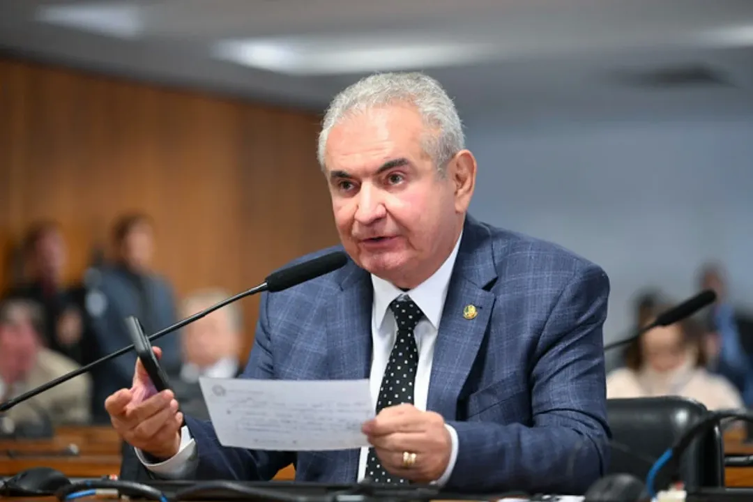 Senador Angelo Coronel permanece no PSD