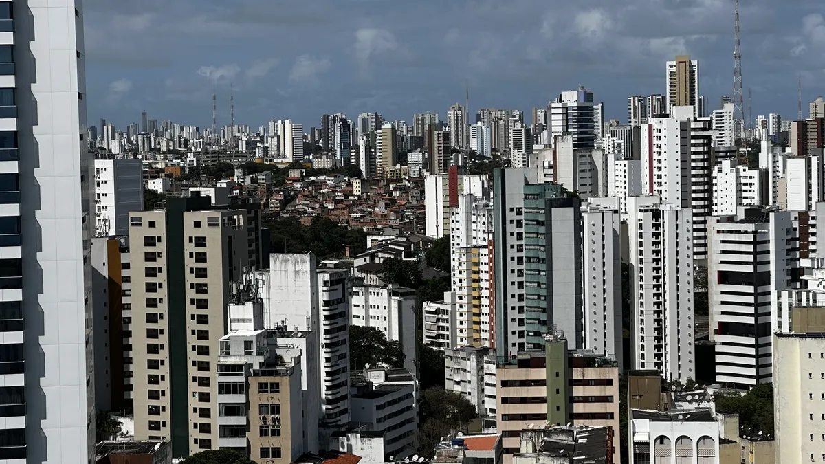 Em primeiro plano a esquerda os prédio da Graça do lado  direito os prédios da av. Centenário e ao fundo a Federação