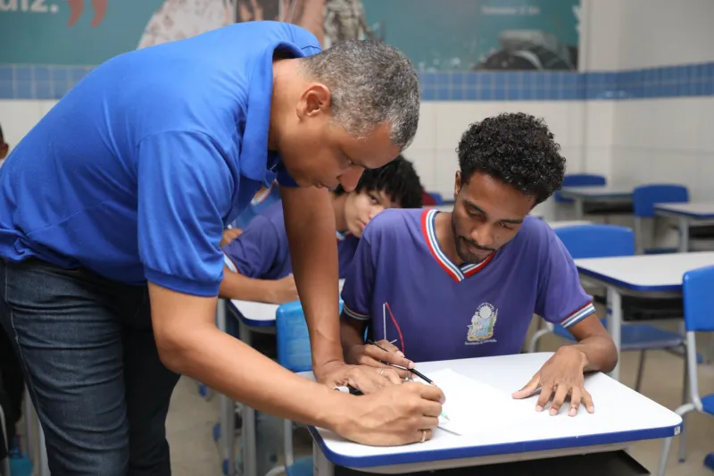 Professor e aluno da rede estadual de ensino