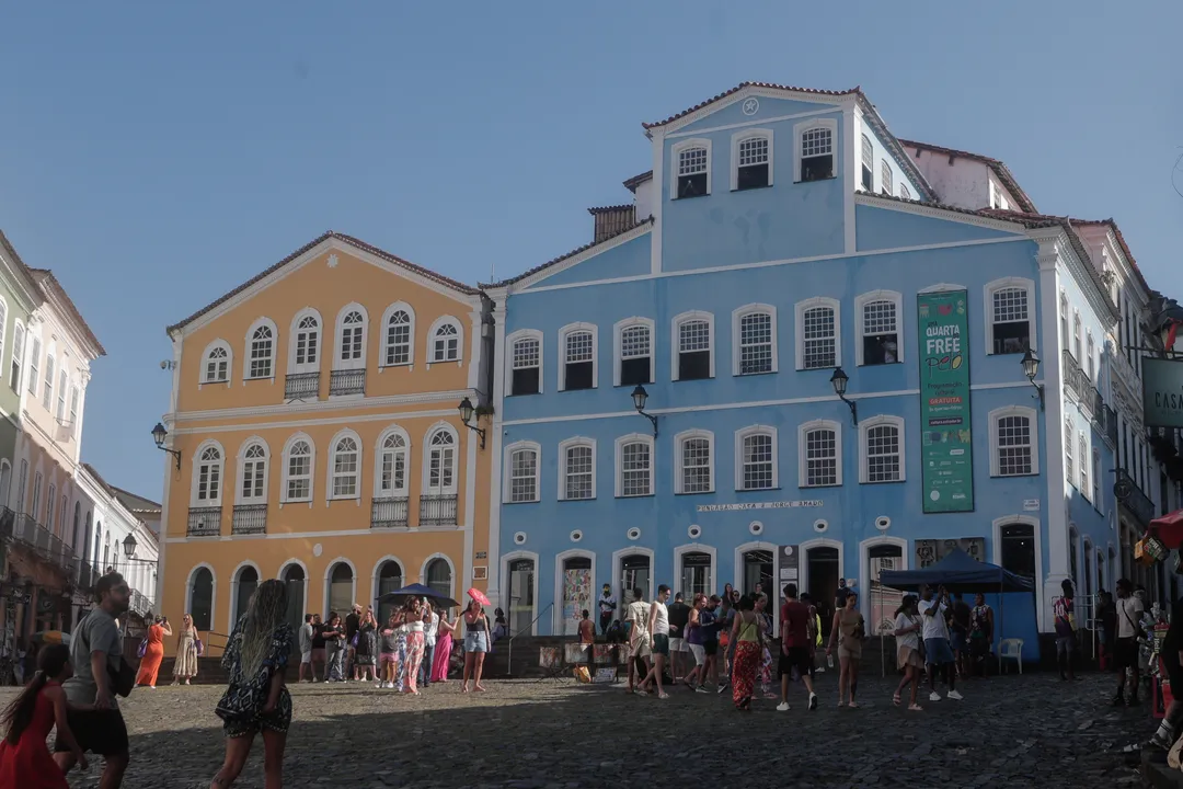 Turistas circulam pelo Pelourinho, Centro Histórico de Salvador. Ao fundo, a fachada da Fundação Casa de Jorge Amado