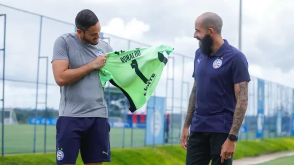 Ronaldo herdando a camisa 1 de Danilo Fernandes