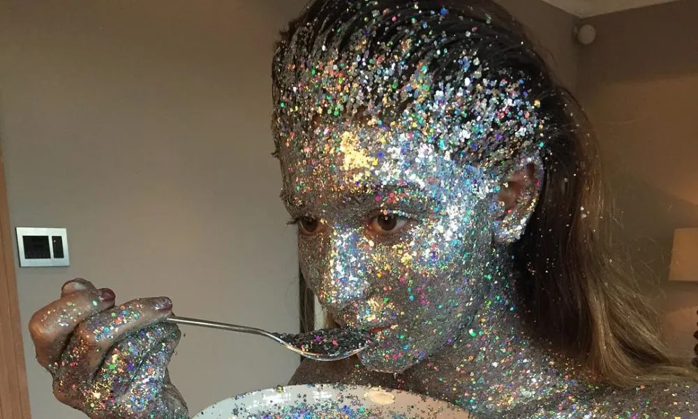 Mulher coberta de glitter