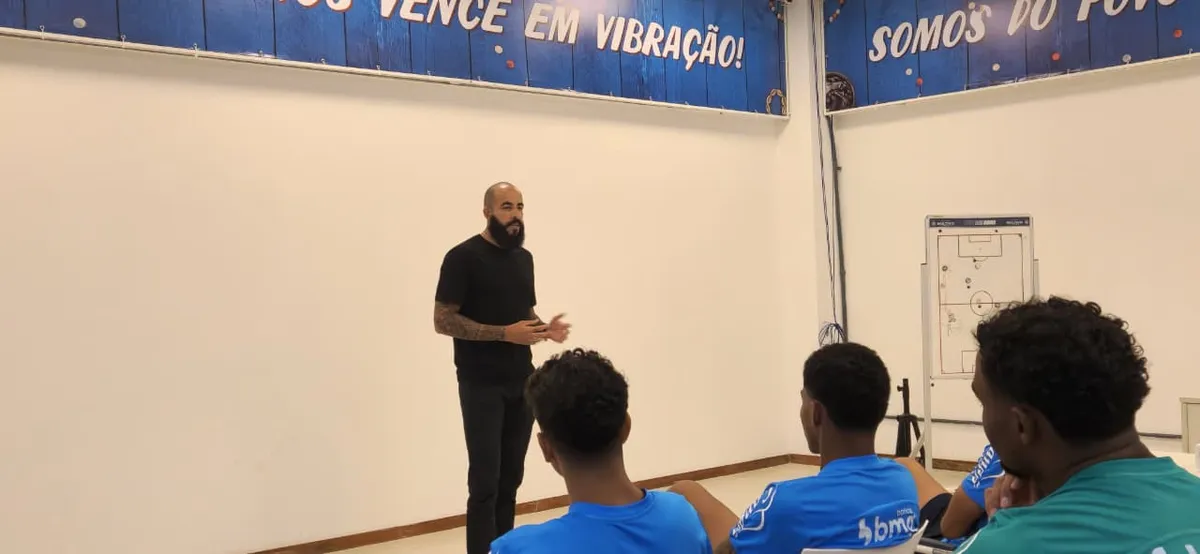 Danilo Fernandes em seu primeiro contato com os atletas da base