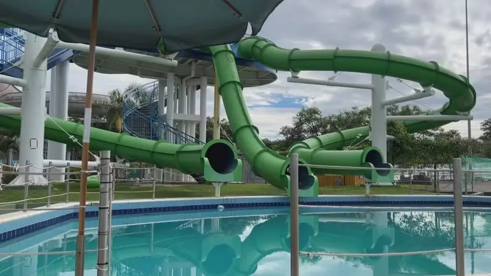 O funcionário mergulhou após uma turista solicitar ajuda