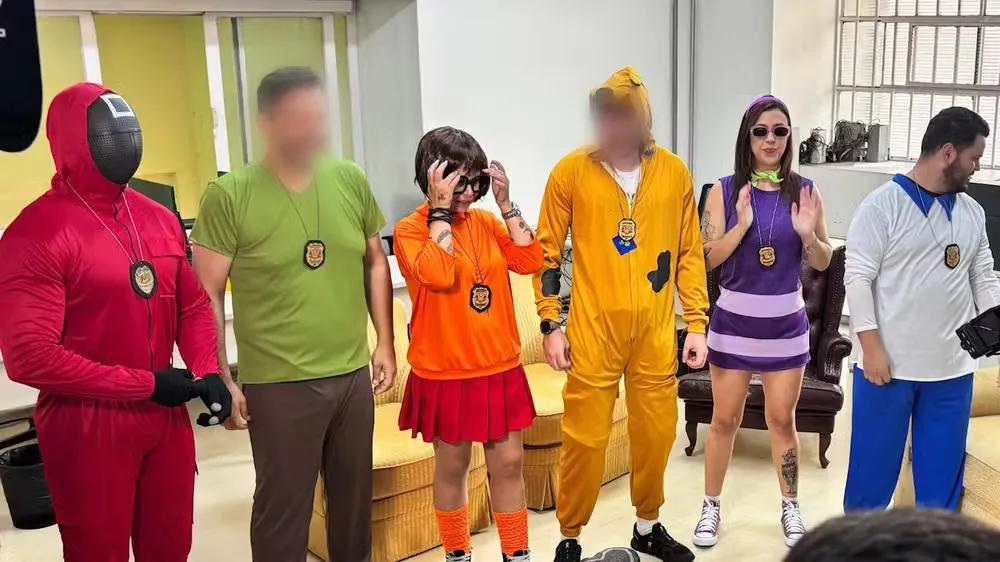 Policiais disfarçados de personagens do Scooby-Doo