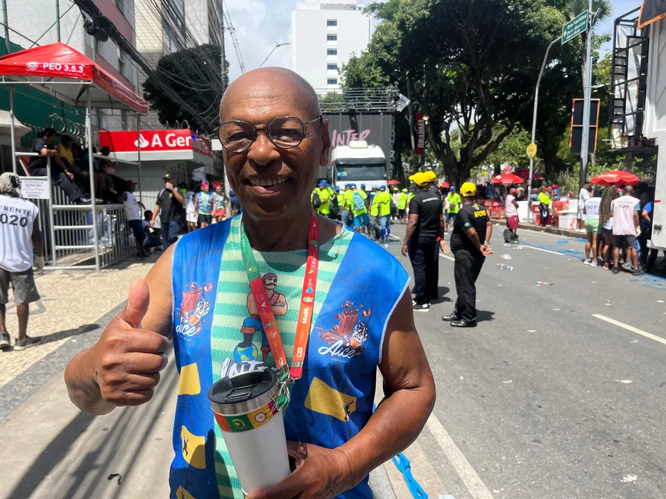 Álvaro Oliveira, segundo negro a desfilar no Os Internacionais